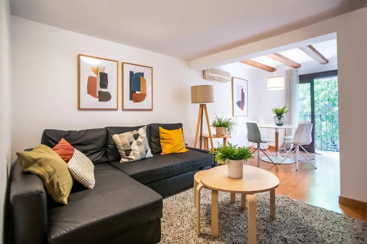 E3Val1048 - Newly Decorated Flat Closed To The Cent location